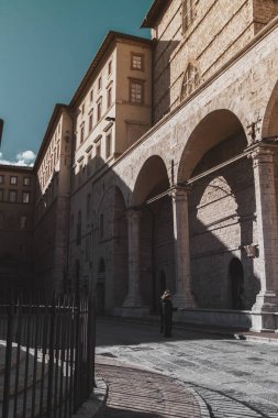 Perugia, İtalya şehir meydanında Ortaçağ kemerler