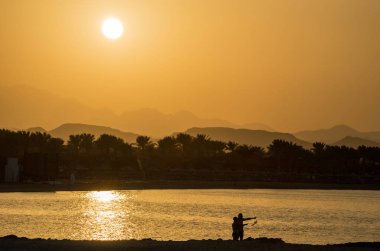 Sunset bay Mısır'daki Kızıl denizin üzerinde. Seçici odak.
