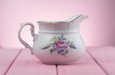 Pembe bir arka plan üzerine altın yaldız ile sauceboat.