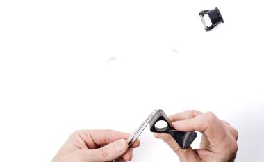 Elmas değerlendirilmesi. Beyaz izole. Elini bir büyüteç ve cımbız ile. 