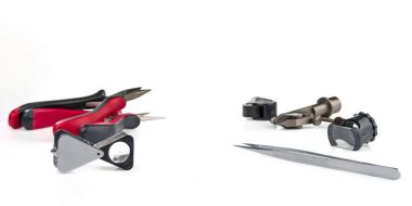 Beyaz arka planda izole edilmiş mücevher aletleri. Kuyumcunun işi için bir takım aletler. Seçici odak.  