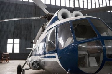 Hangarda iki türbin helikopter Mi-8. 