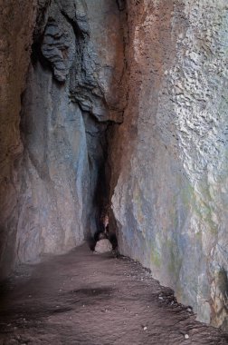 Bir adam bir mağarada bir kaya sonunda silüeti.