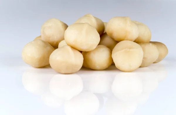 Eine Handvoll Kerne Macadamia Nüsse Auf Hellem Hintergrund — Stockfoto