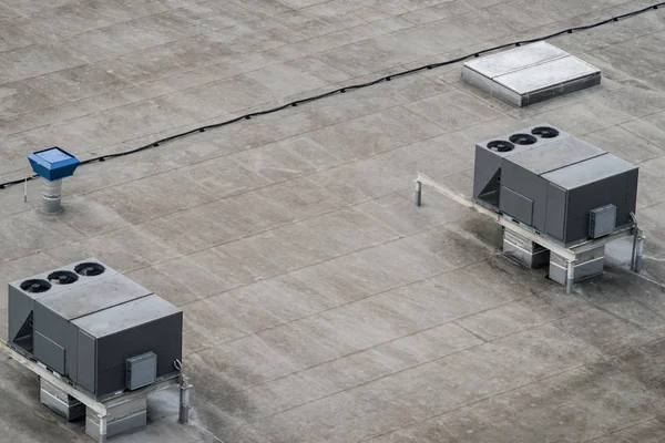 Zewnętrzne Jednostki Komercyjnych Systemów Klimatyzacji Wentylacji Montowane Dachu Budynku Przemysłowego — Zdjęcie stockowe