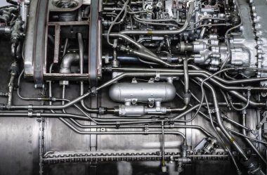 Çeşitli iletişim ve kontrol organlarına sahip karmaşık bir mekanik kümenin parçası. Askeri bir uçağın motor parçası..