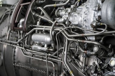 Çeşitli iletişim ve denetim organları ile karmaşık bir mekanik toplamak parçası. Bir askeri uçak motoru parçası. Seçici odak.  