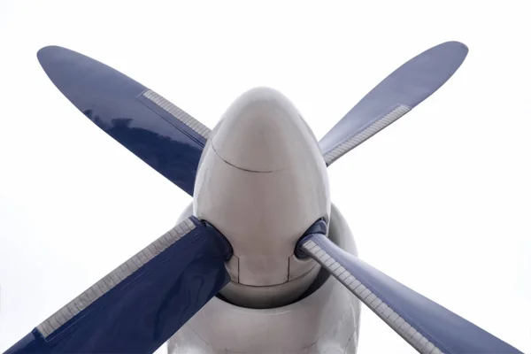 Λευκό Μπλε Ελικοφόρα Αεροπλάνα Βίδα Απομονώνονται Λευκό Φόντο Κάτω Όψη — Φωτογραφία Αρχείου