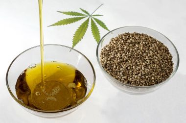 Bir dere akan hempseed petrol ve kenevir tohumu bir yuvarlak cam kase