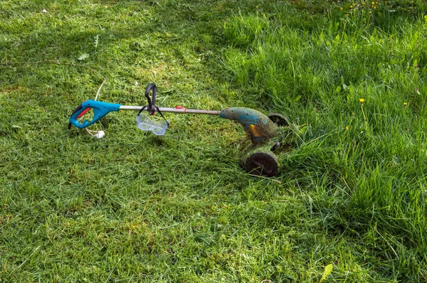 Elektrischer Trimmer Zum Rasenmähen Mit Schutzbrille Gras Nach Feierabend — Stockfoto