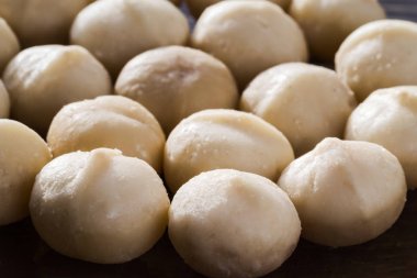 Bir avuç macadamia fıstığı yakın çekim çekirdekleri. Seçici odak.  