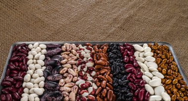 Barbunya fasulyesi çuval bezi kaba doku arka planı farklı çeşitleri.