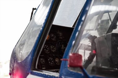Kabin ve gösterge tablosu için helikopter. Seçici odak.  