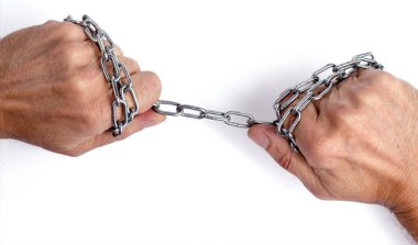 Elinde bir çelik zincir. Beyaz arka plan üzerinde izole.