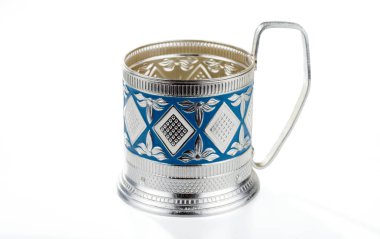 Beyaz arka plan üzerinde izole bir desen ile metalik vintage Kupası sahibi. Mavi boyalı.
