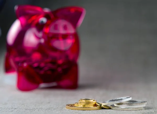 Guld Och Silver Mynt Nära Röd Spargris Selektivt Fokus — Stockfoto