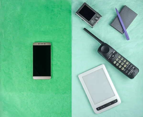 Teléfono Inteligente Las Cosas Que Reemplazó Diferentes Mitades Rectángulo Dos — Foto de Stock