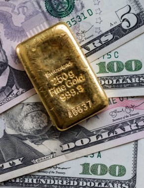 Dolarlarına arka planı 250 gram ağırlığında Bar altın döküm. 