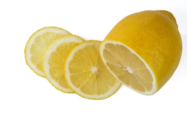 Polovinu Citronu Tři Plátky Izolovaných Bílém Pozadí Selektivní Fokus — Stock fotografie