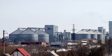 Asansör tahıl depolama için. Tahıl kurutucular. Tarım karmaşık. Asansörler arka plan üzerinde güç hatları