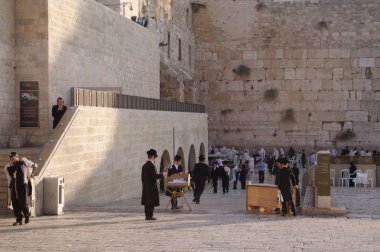 Jerusalem, İsrail - 25 Ekim 2011: ağlama duvarı - Temple Mount Kudüs'ün eski şehri çevresinde antik duvar parçası. Şafakta, sadık ağlama duvarı dua..
