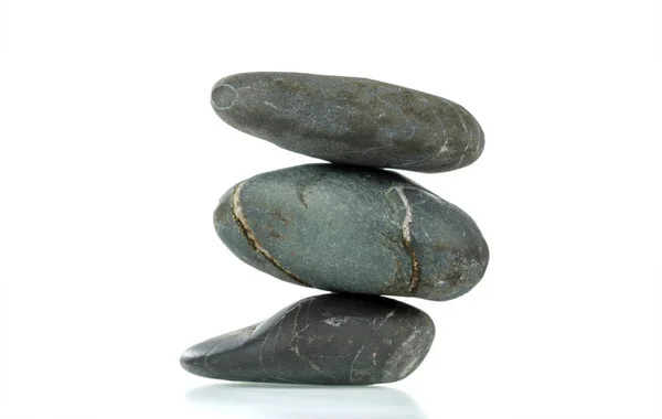 Una Pirámide Tres Piedras Equilibrio Está Aislada Sobre Fondo Blanco — Foto de Stock
