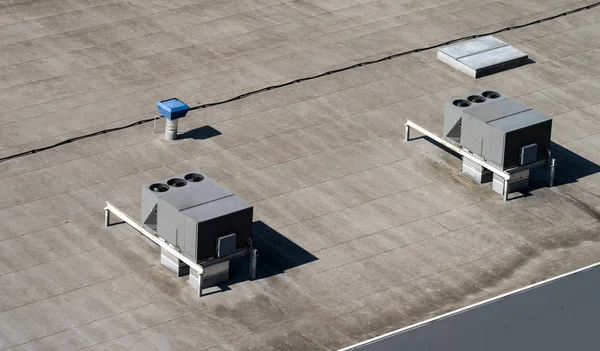 Zewnętrzne Jednostki Komercyjnych Systemów Klimatyzacji Wentylacji Montowane Dachu Budynku Przemysłowego — Zdjęcie stockowe