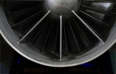 Jet Motor Türbin parçası. Karanlık bir arka plan üzerinde Önden Görünüm.