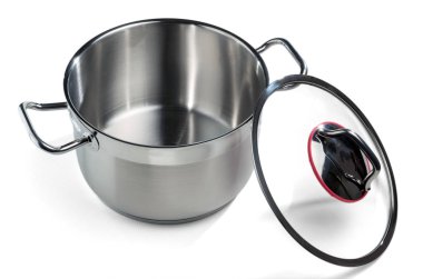 Kapağı açık paslanmaz çelik tava. Beyaz arkaplanda izole.