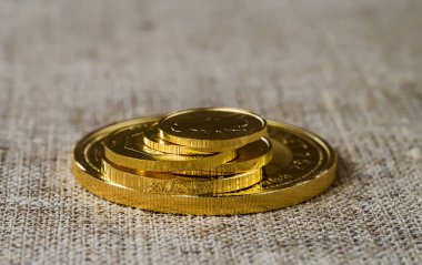 Birkaç altın arka plan kaba ahşap doku üzerinde. Seçici odak.