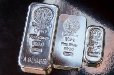 Kiev, Ukrayna - 27 Mart 2017. Argor-Heraeus - İsviçre fabrikada üretilen farklı ağırlık üç döküm kalıp dünyanın en büyük işlemci değerli metallerin biridir. 