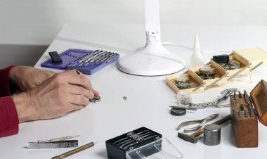 Bir makineyle ilgili seyretmek tamir bir saatçi elleri. Mekanik saatler tamiri için clockmaker işyeri.