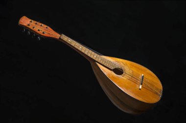 Çapraz olarak bir siyah arka plan üzerinde bulunan mandolin. Barok dize müzik aleti.