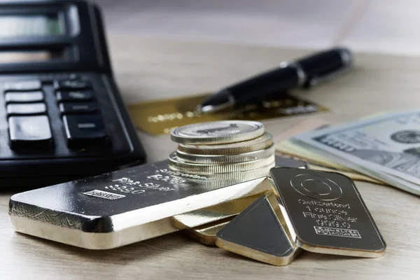 Hromada Stříbrných Prutů Mincí Dolarových Bankovek Zlaté Kreditní Karty Pera — Stock fotografie