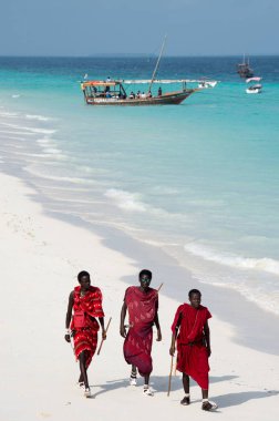 Nungwi, Zanzibar, Tanzanya, Doğu Afrika - 20 Haziran 2017: Masai, Nungwi sahilinde turistleri ağırlama.