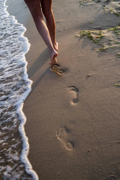赤脚女性的腿 沿着大海的狭长地带行走 移动中 有选择的重点 — 图库照片