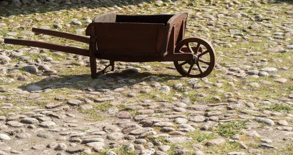 Une Vieille Brouette Bois Avec Une Roue Dresse Sur Les — Photo