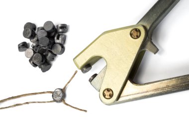 Kurşun mühür, kurşun mühür ve sicimle. Beyaz bir arkaplanda izole edilmiş