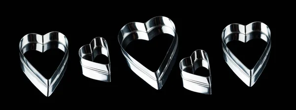 Inimi Metalice Stilizate Diferite Dimensiuni Fundal Negru Oglindă — Fotografie, imagine de stoc