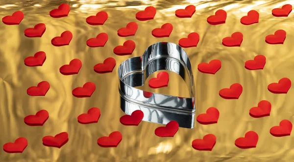 Fondo Dorado Con Corazones Rojos Corazón Metálico Centro Enfoque Selectivo —  Fotos de Stock