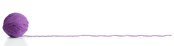 Шар Фиолетовой Пряжи Длинной Ниткой Изолированный Белом Фоне — стоковое фото