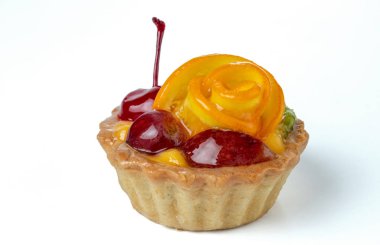 Beyaz arka planda izole edilmiş kivi, portakal, şeker ve kremalı renkli meyveli kekler..