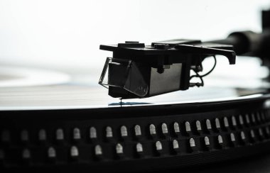 Turntable vinil plak çalar. Vinil plaktaki iğne..
