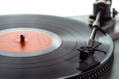 Turntable vinil plak çalar. Vinil plaktaki tonearm. Seçici odak.