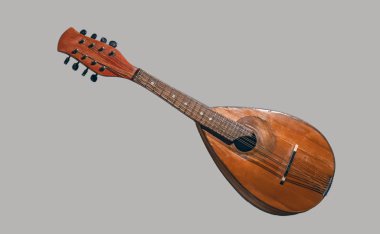 Mandolin gri arka planda köşegen olarak yer alıyor. Barok telli müzik aleti.