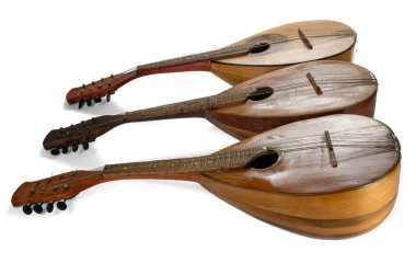 Üç eski mandolin. Barok telli müzik aleti. Beyaz bir arka planda izole edilmiş. Seçici odak.