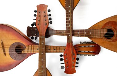 Dört çapraz vintage mandolin. Beyaz arka planda izole edilmiş. Barok müzik enstrümanları.