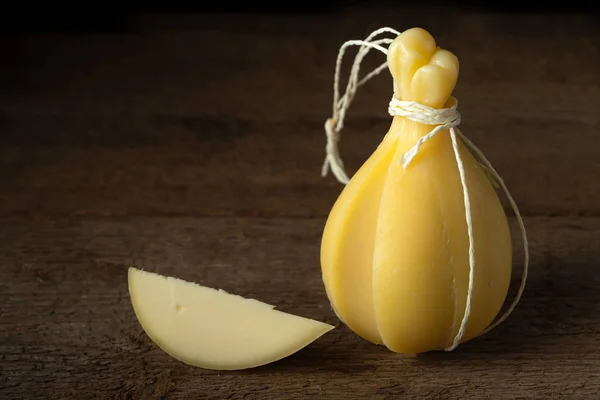 Cabeça Fatia Queijo Típico Italiano Caciocavallo Uma Superfície Madeira — Fotografia de Stock