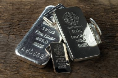 Kyiv, Ukrayna - 3 Ocak 2018, İsviçre 'deki Argor-Heraeus fabrikasında üretilen gümüş külçeler dünyanın en büyük değerli metal işlemcilerinden biridir..