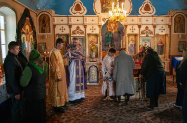 Dağlık, Khmelnytsky bölgesi, Ukrayna - 17 Nisan 2009: Paskalya arifesinde Paskalya Perhizi 'nin sonunda küçük bir kırsal kilisede geleneksel ibadet. Ortodoks Kilisesinde ayin.